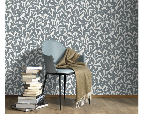 Dekoratives Wohnzimmer mit floraler Tapete, Stuhl und Bücherstapel