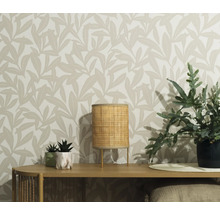 Dekoratives Interieur mit Tisch, Lampe, Pflanzen und bedruckter Tapete