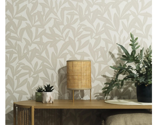 Dekoratives Interieur mit Tisch, Lampe, Pflanzen und bedruckter Tapete