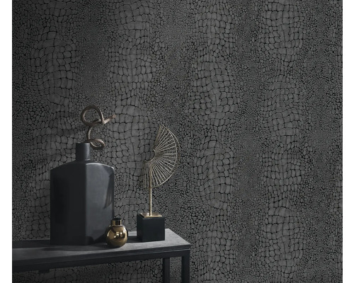 Nahaufnahme einer Wand mit Reptilleder-Tapete und Dekoration auf einem Tisch