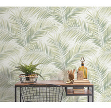 Dekoratives Interieur mit Palmenblatt-Tapete, Schreibtisch und Accessoires