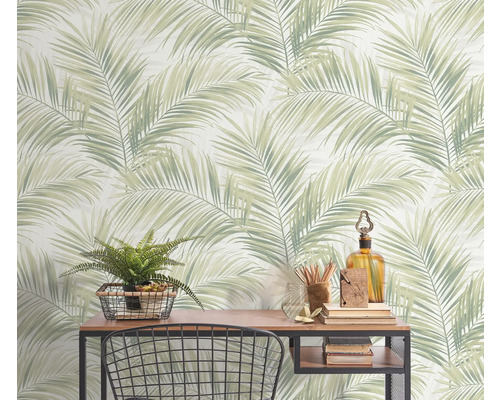 Dekoratives Interieur mit Palmenblatt-Tapete, Schreibtisch und Accessoires