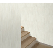 Wand mit Tapete und Holztreppe
