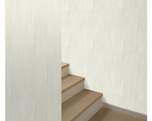 Wand mit Tapete und Holztreppe