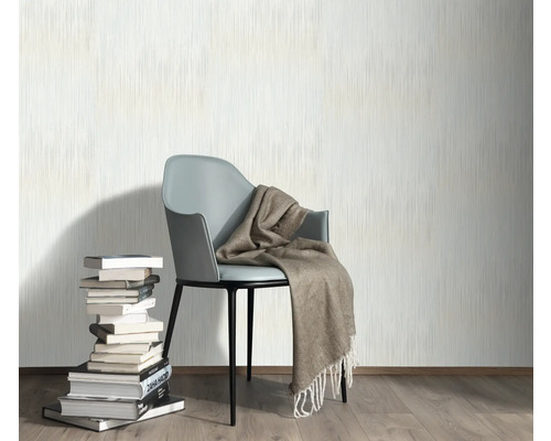 Wandgestaltung mit Tapete, Stuhl, Decke und Bücherstapel für ein gemütliches Ambiente