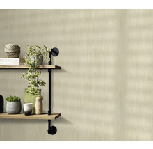 Beige Textiltapete im Raum mit Regal und Dekoration