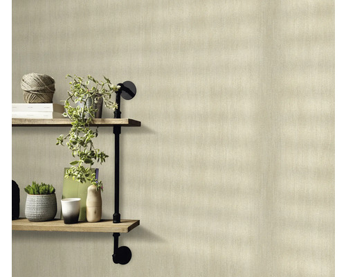 Beige Textiltapete im Raum mit Regal und Dekoration