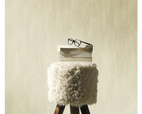 Dekoratives Stillleben mit Brille auf einem Buchstapel auf einem Hocker