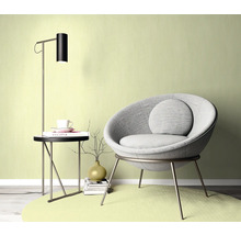 Szene mit Sessel, Stehlampe und Beistelltisch