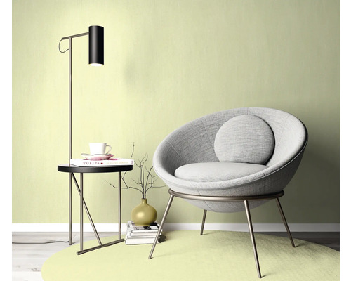 Szene mit Sessel, Stehlampe und Beistelltisch