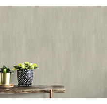 Beige Vliestapete mit Textiloptik an einer Wand