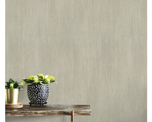 Beige Vliestapete mit Textiloptik an einer Wand