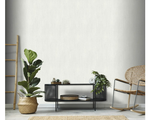 Helle und freundliche Raumszene mit Pflanze, Regal, Schaukelstuhl und Leiter an der Wand
