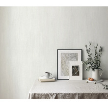Helle Wand mit Tapete im Innenraum mit Tischdekoration