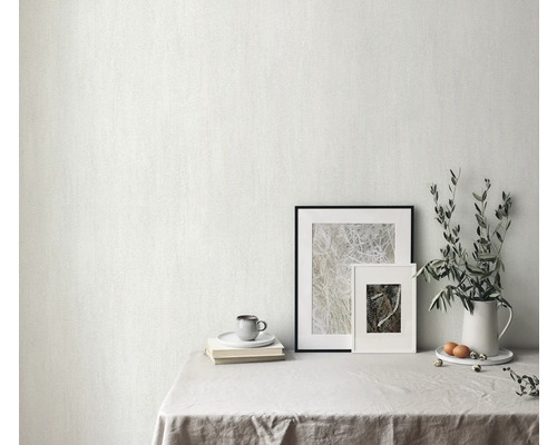 Helle Wand mit Tapete im Innenraum mit Tischdekoration