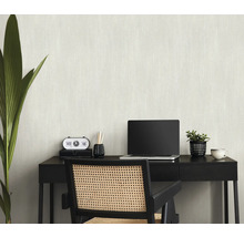 Arbeitszimmer mit Schreibtisch, Stuhl, Laptop, Uhr und Zimmerpflanze