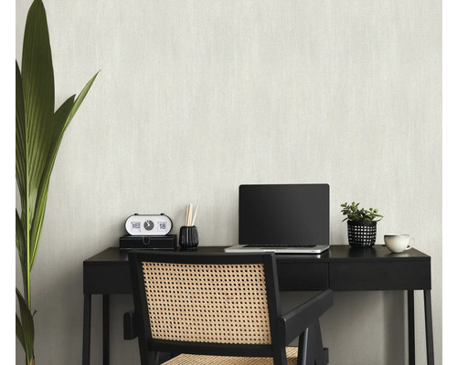 Arbeitszimmer mit Schreibtisch, Stuhl, Laptop, Uhr und Zimmerpflanze
