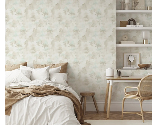 Schlafzimmer mit Bett, Schreibtisch und Tapete mit Baummuster für eine entspannende Atmosphäre
