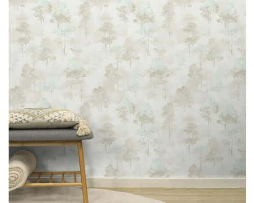 Raumansicht mit Tapete mit Baumdesign und Sitzbank