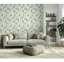 Wohnzimmer mit Sofa, Hocker, Teppich, Bücherregal und Tapete mit Baumdesign für eine gemütliche Atmosphäre