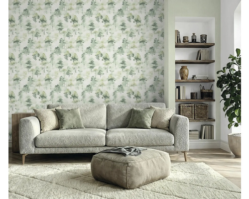 Wohnzimmer mit Sofa, Hocker, Teppich, Bücherregal und Tapete mit Baumdesign für eine gemütliche Atmosphäre
