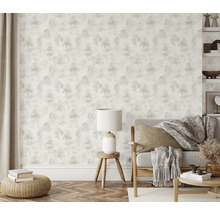 Heller Wohnraum mit gemusterter Tapete, Sofa und Dekoration