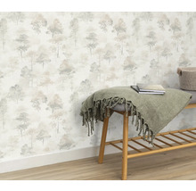 Dekoratives Interieur mit Baum Tapete und Holzbank