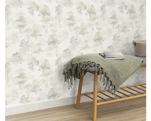 Dekoratives Interieur mit Baum Tapete und Holzbank