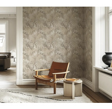 Wohnzimmer mit gemusterter Tapete, Sessel und Teppich