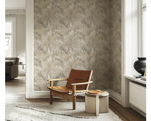 Wohnzimmer mit gemusterter Tapete, Sessel und Teppich