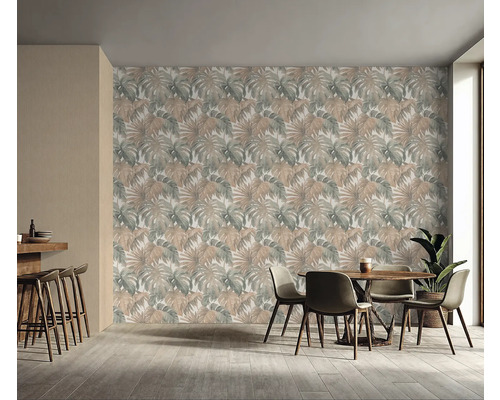 Esszimmer mit tropischer Blättertapete, Holztisch und Stühlen.