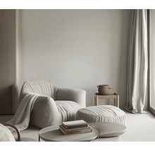 Wohnzimmer mit Sessel, Hocker und Couchtisch