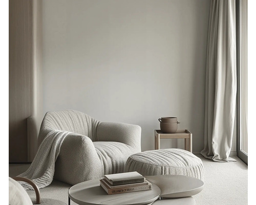 Wohnzimmer mit Sessel, Hocker und Couchtisch
