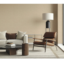 Wohnzimmer mit Couch, Sessel und Stehlampe