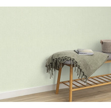 Helle Tapete an der Wand, Bank mit Decke und Büchern