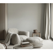 Wohnzimmer mit Sessel, Hocker und Tisch