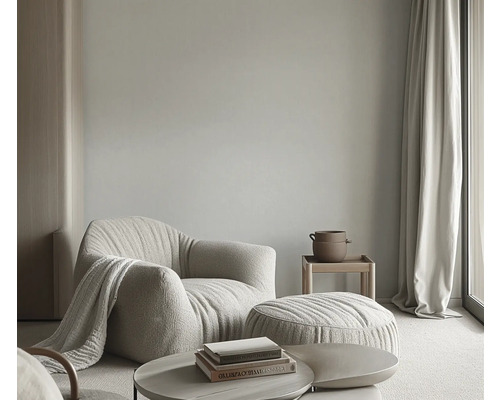 Wohnzimmer mit Sessel, Hocker und Tisch