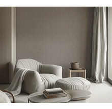 Wohnzimmer mit Sessel, Ottomanen, Couchtisch und Dekoration für eine gemütliche Atmosphäre