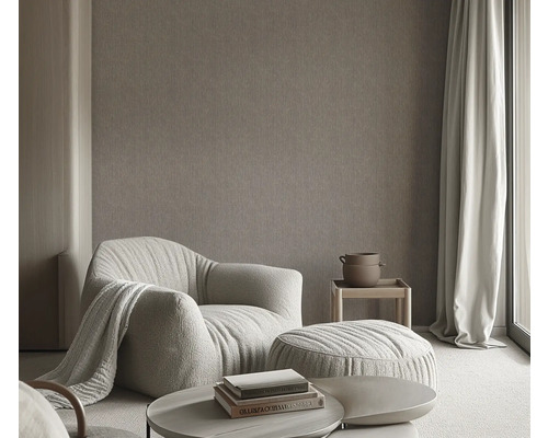 Wohnzimmer mit Sessel, Ottomanen, Couchtisch und Dekoration für eine gemütliche Atmosphäre