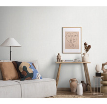 Helles Wohnzimmer mit Sofa, Stehlampe, Tisch und Dekoration