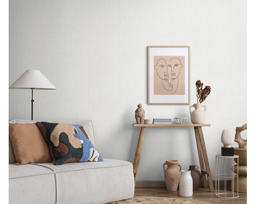 Helles Wohnzimmer mit Sofa, Stehlampe, Tisch und Dekoration