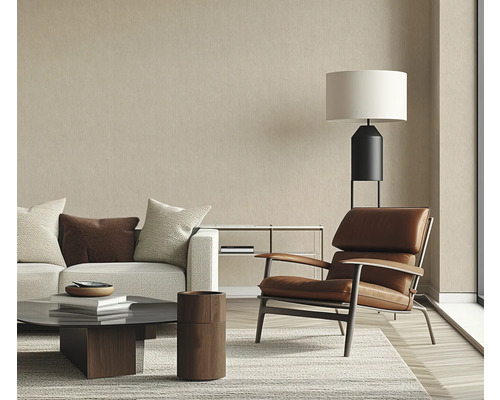 Wohnzimmer mit Sofa, Sessel, Couchtisch und Stehlampe in hellem Design.