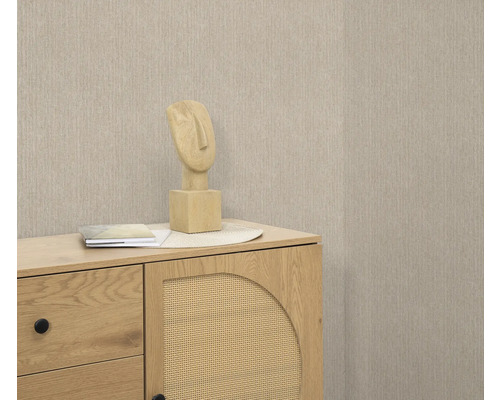 Szene mit Kommode, Deko-Skulptur und beiger Tapete