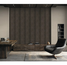 Wohnzimmer mit Tapete in Kroko-Optik, Sessel, Tisch und Regal