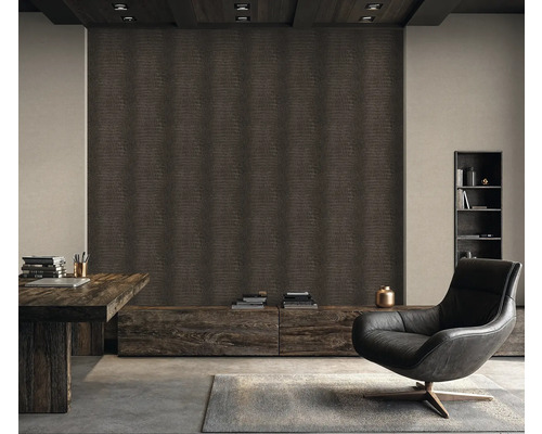 Wohnzimmer mit Tapete in Kroko-Optik, Sessel, Tisch und Regal