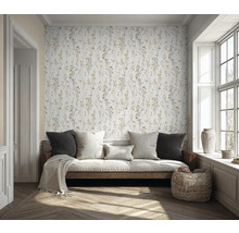 Heller Raum mit Sofa, Kissen, Flechtkorb und floraler Tapete