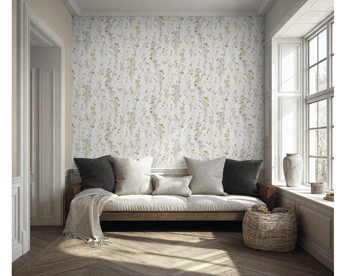 Heller Raum mit Sofa, Kissen, Flechtkorb und floraler Tapete