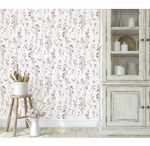 Szene mit Tapete mit Blumenmuster, Holzhocker mit Küchenutensilien und Schrank