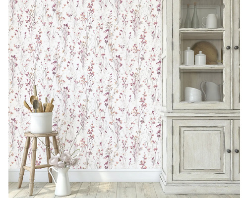 Szene mit Tapete mit Blumenmuster, Holzhocker mit Küchenutensilien und Schrank