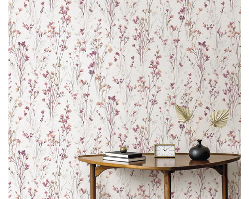 Tapete mit Blumenmuster an der Wand